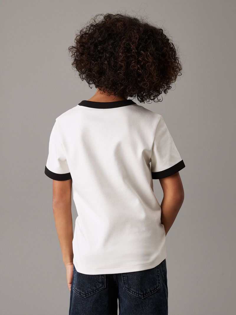 camiseta-blanca-oversized-detalles-en-contraste