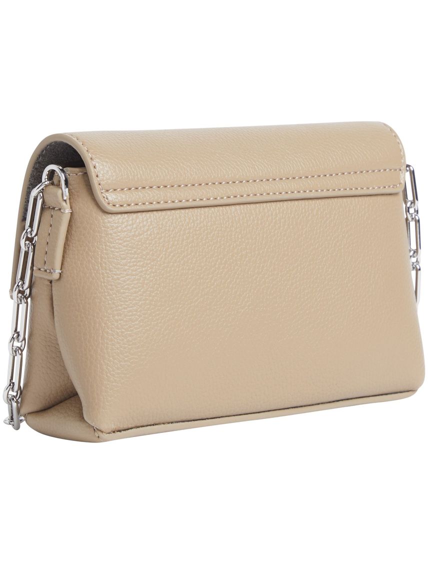 Bolso beige cruzado con placa y cadena