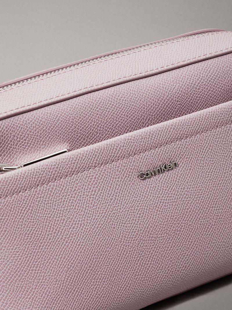 bolso-morado-cruzado-convertible-ck-must