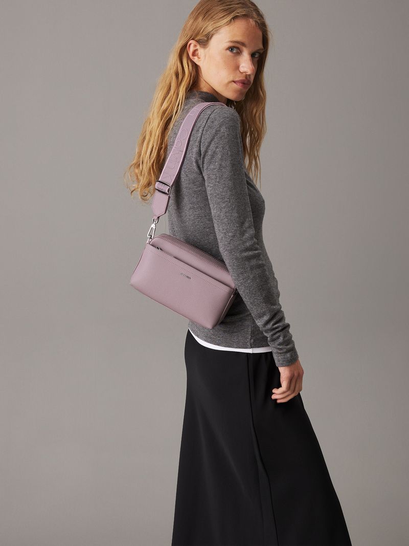 bolso-morado-cruzado-convertible-ck-must