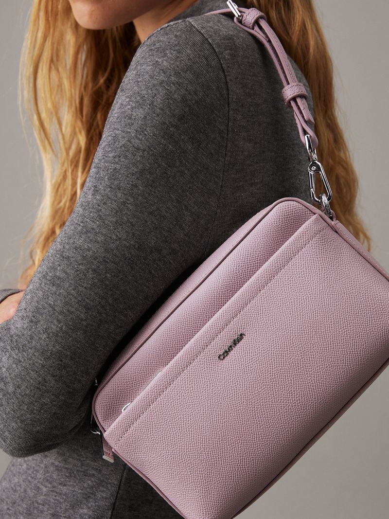 bolso-morado-cruzado-convertible-ck-must