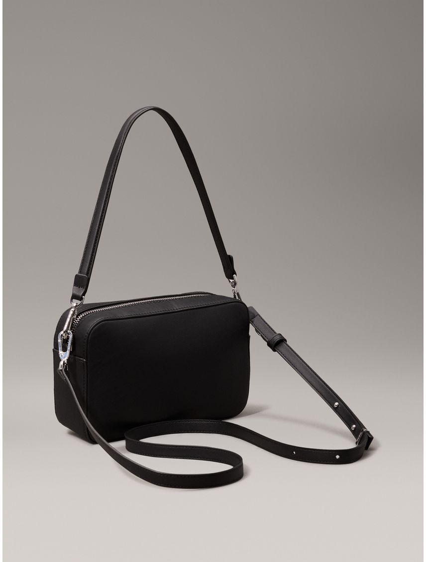 Bolso negro cruzado acolchado con solapa