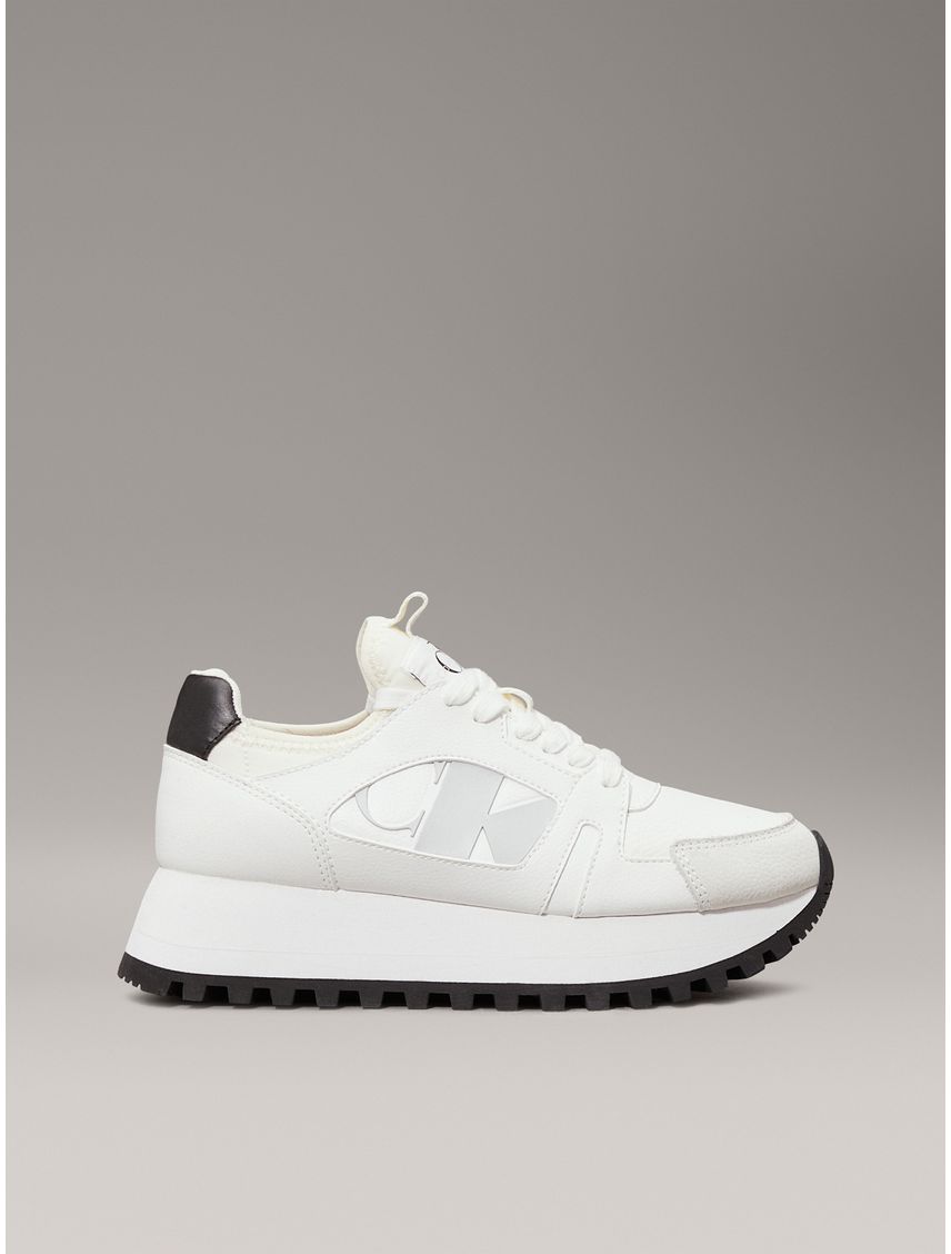 Tenis multicolor runner e plataforma