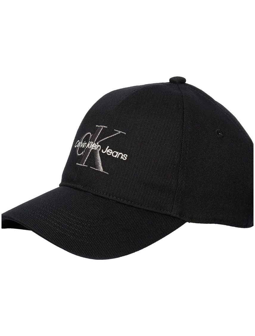 Gorra negra con monograma bordado