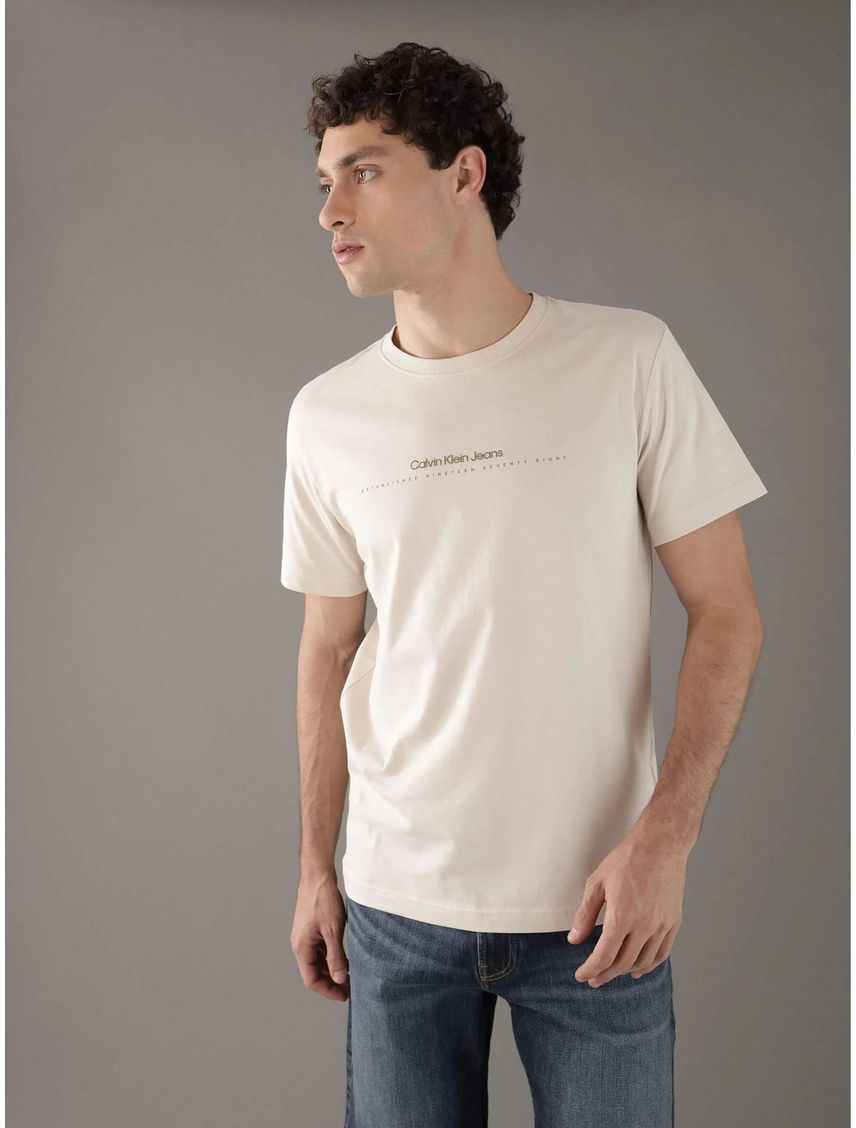 Camiseta blanca con logo pequeño