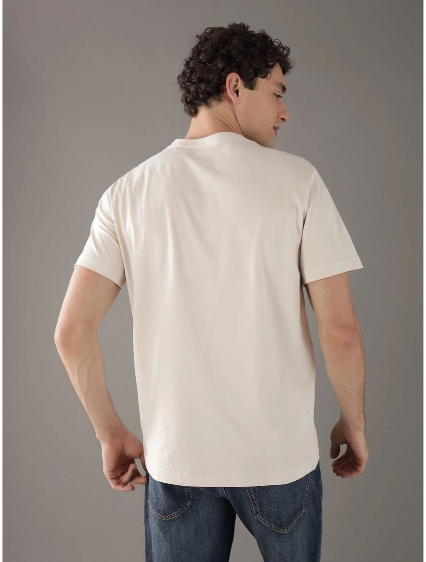 Camiseta blanca con logo pequeño