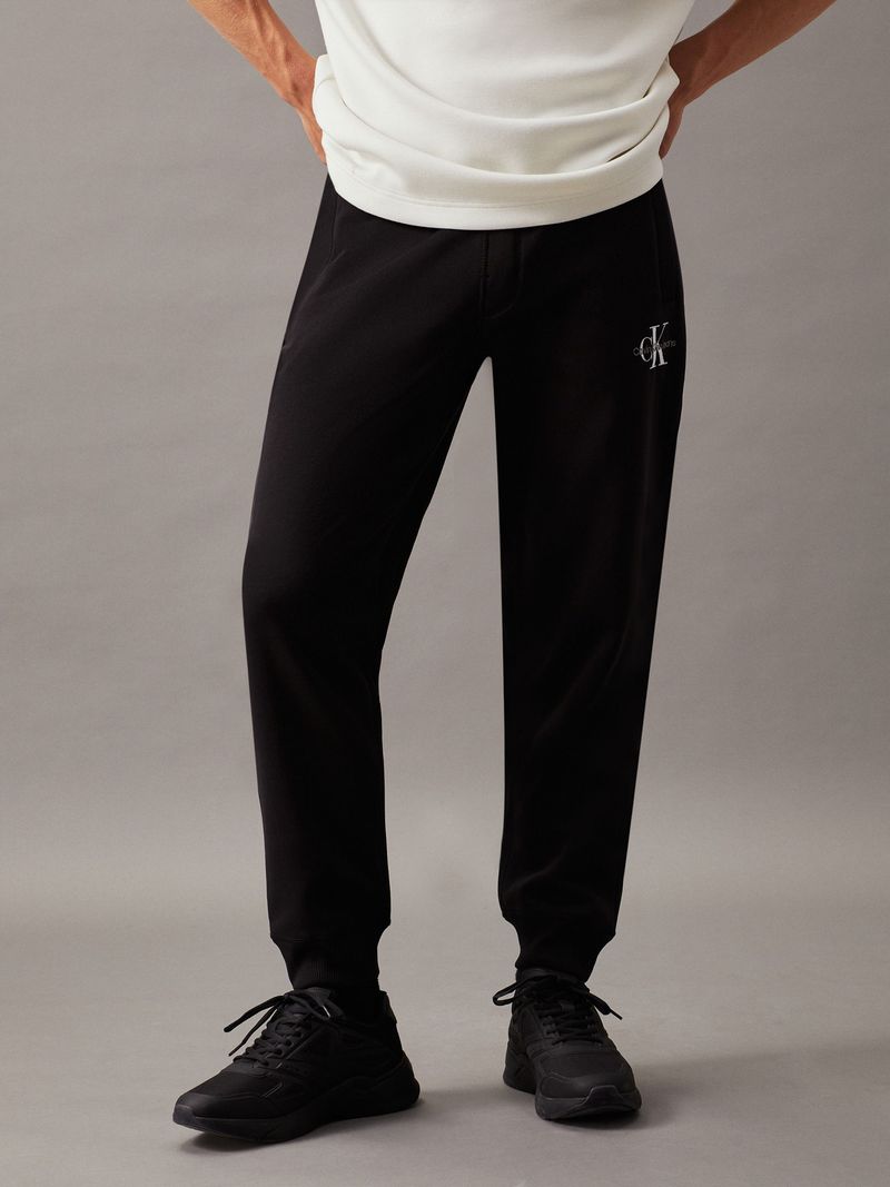pantalon-negro-chandal-felpa-monograma