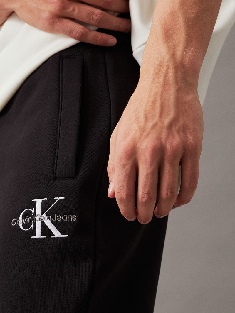 pantalon-negro-chandal-felpa-monograma