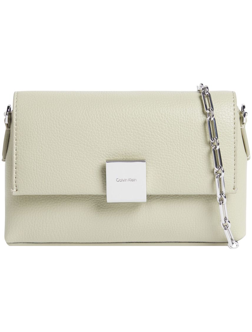 Bolso blanco cruzado con placa y cadena