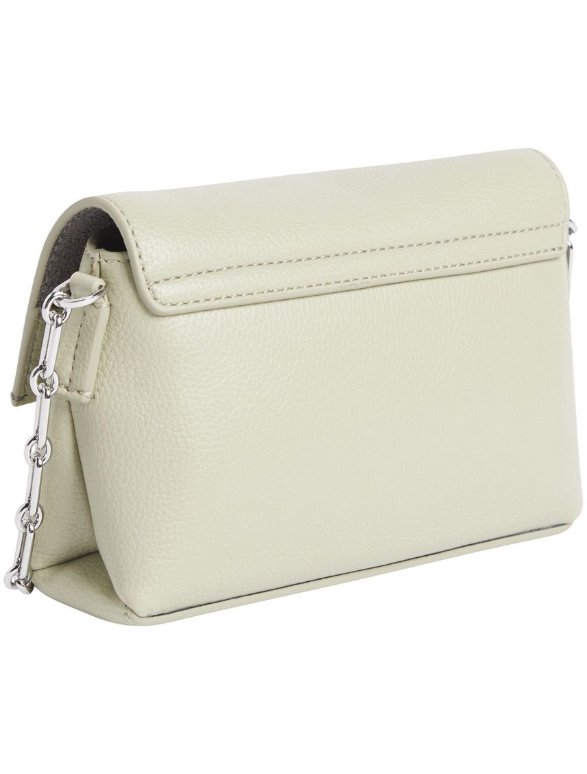 Bolso blanco cruzado con placa y cadena