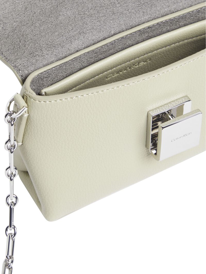 bolso-blanco-cruzado-placa-cadena