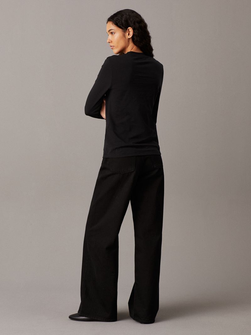 camiseta-negra-slim-manga-larga