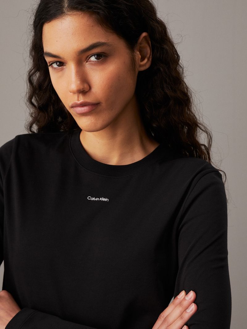 camiseta-negra-slim-manga-larga
