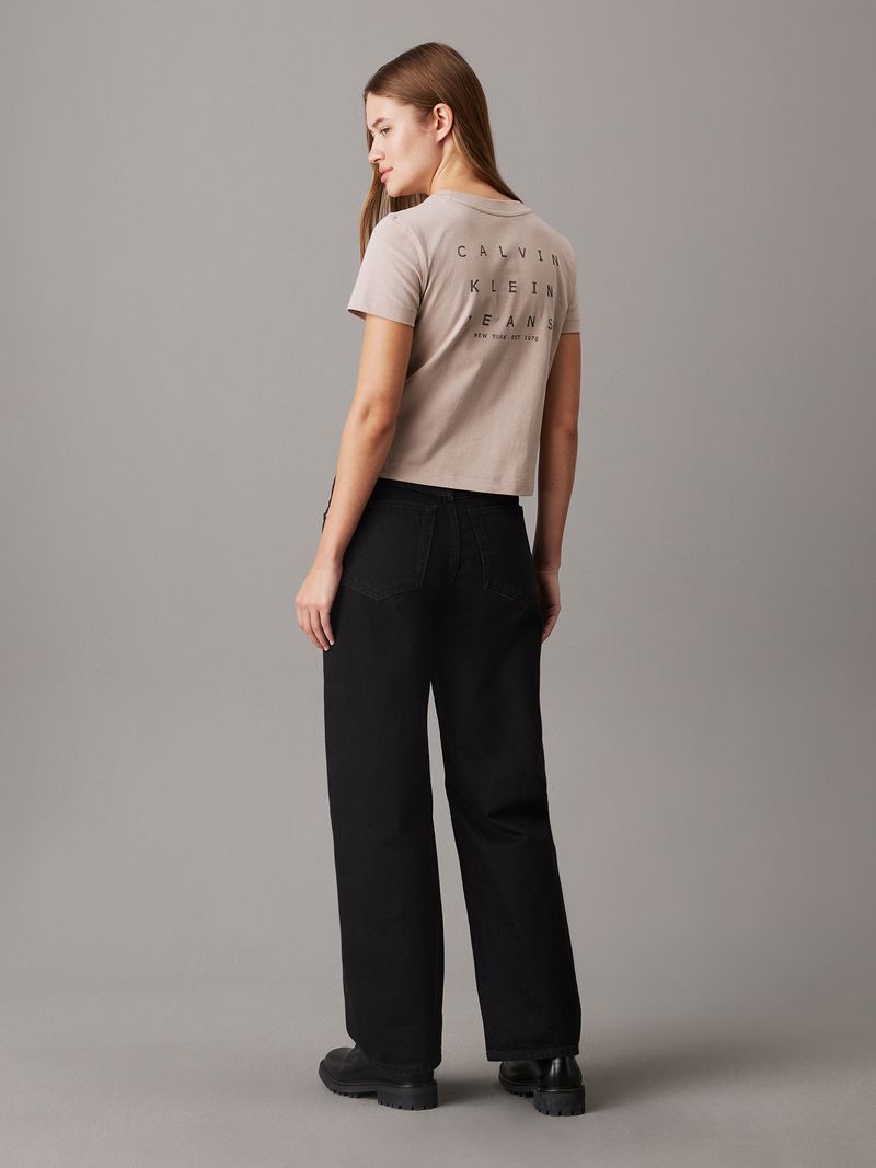 camiseta-rosada-relaxed-estampado-en-la-espalda
