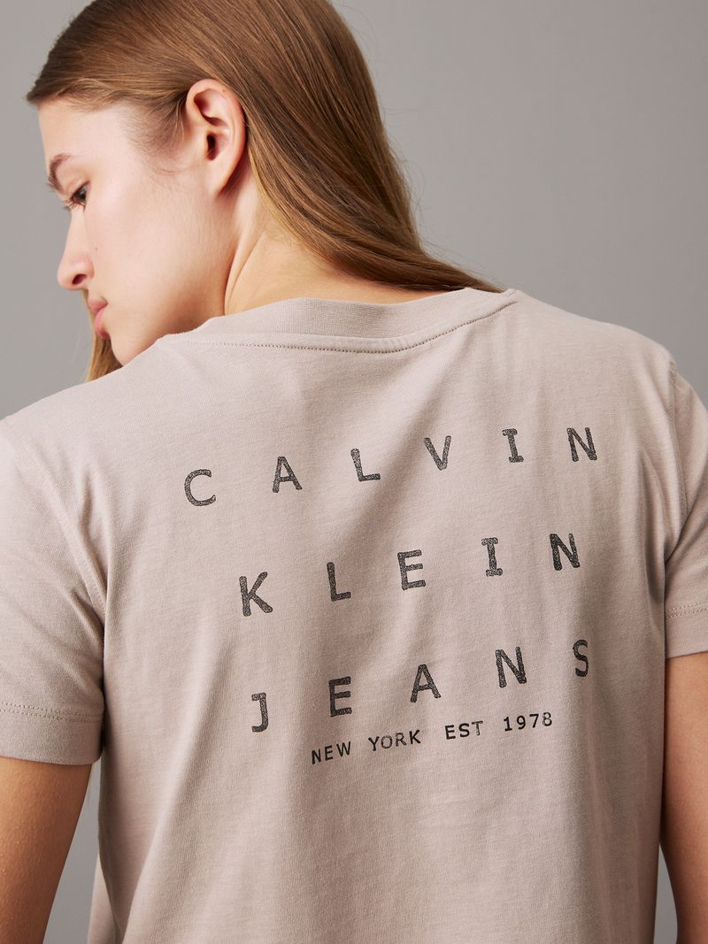 camiseta-rosada-relaxed-estampado-en-la-espalda