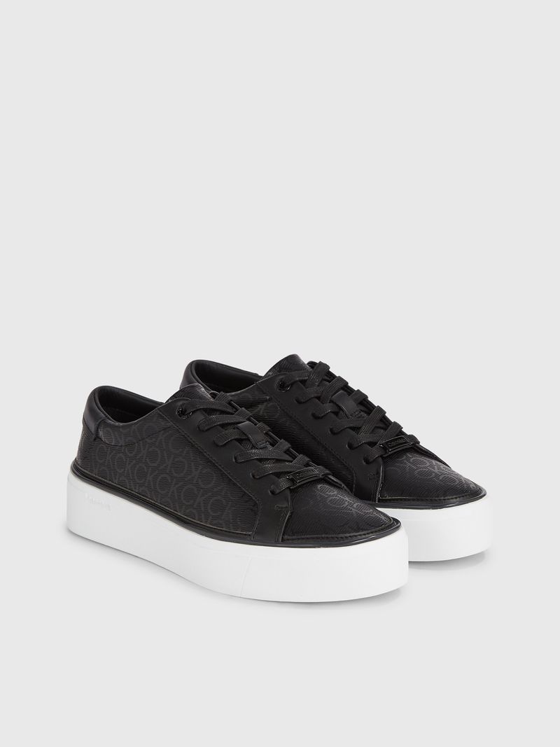 tenis-negro-de-plataforma-con-monograma
