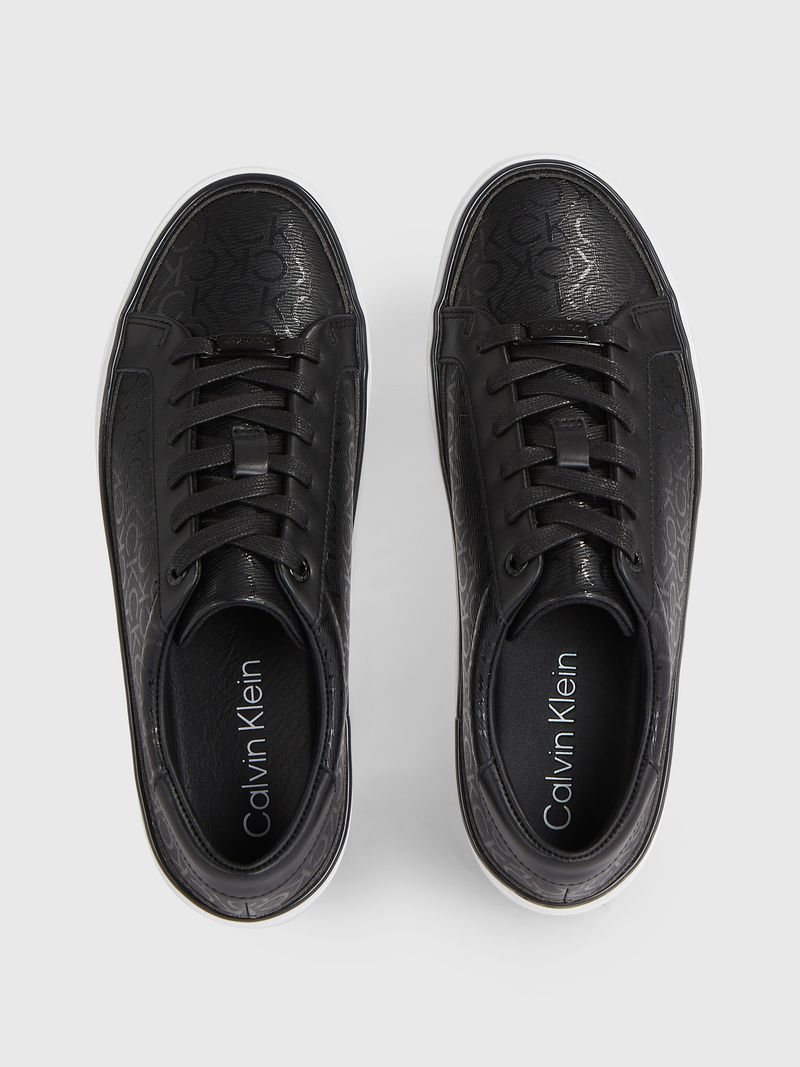 tenis-negro-de-plataforma-con-monograma