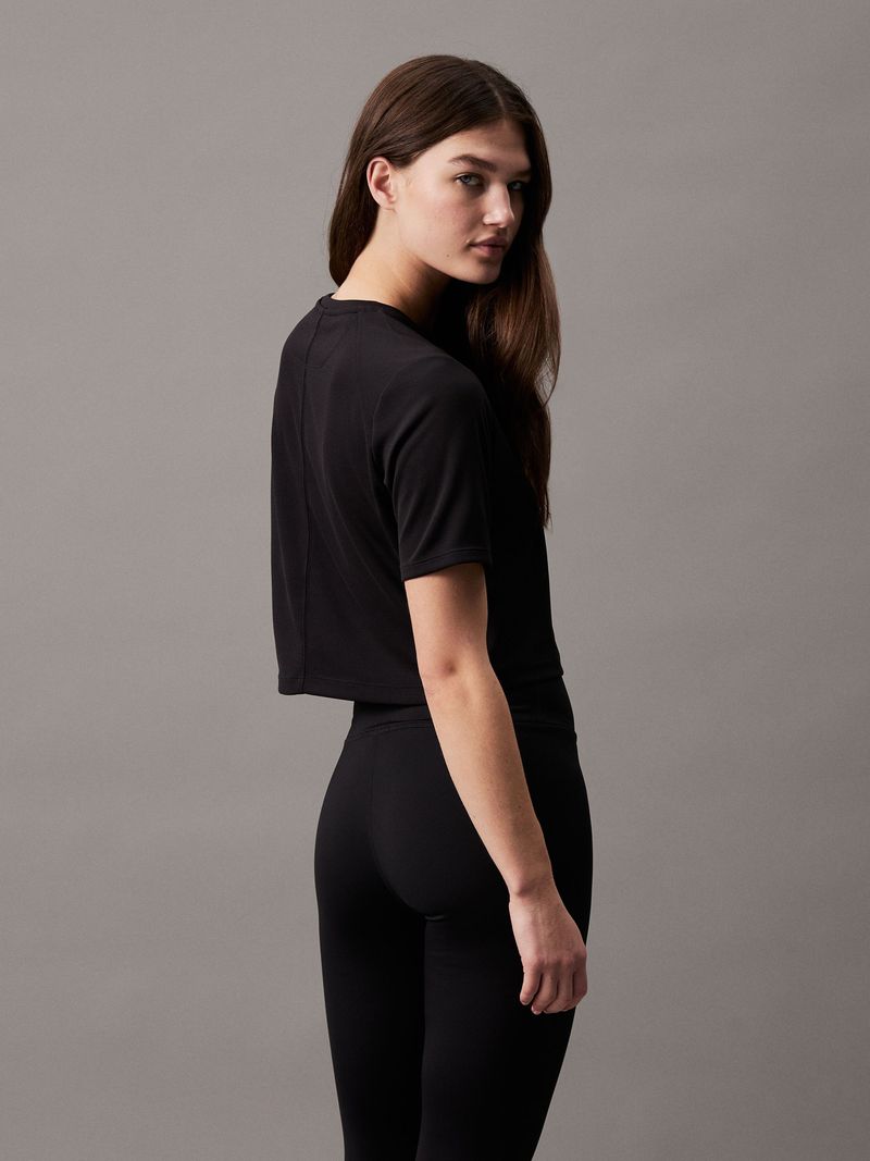 camiseta-negra-cropped-deportiva