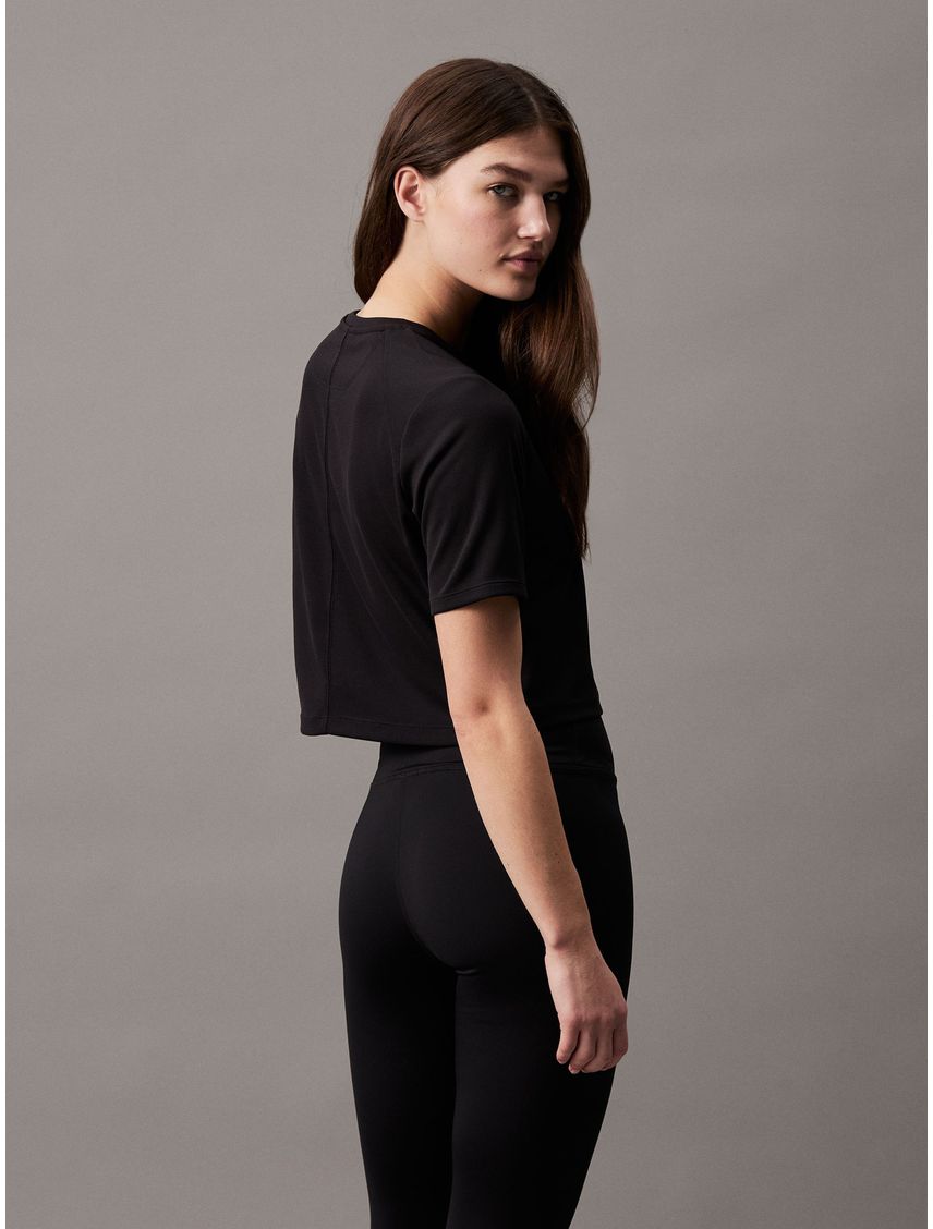 Camiseta negra cropped deportiva