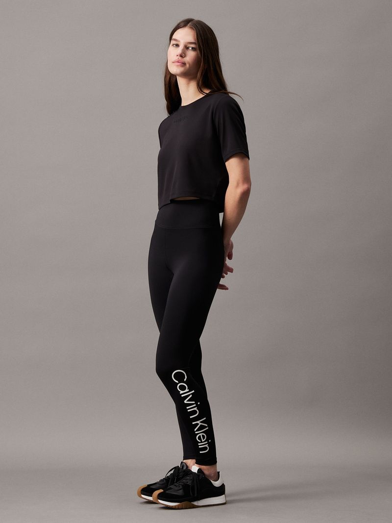 camiseta-negra-cropped-deportiva