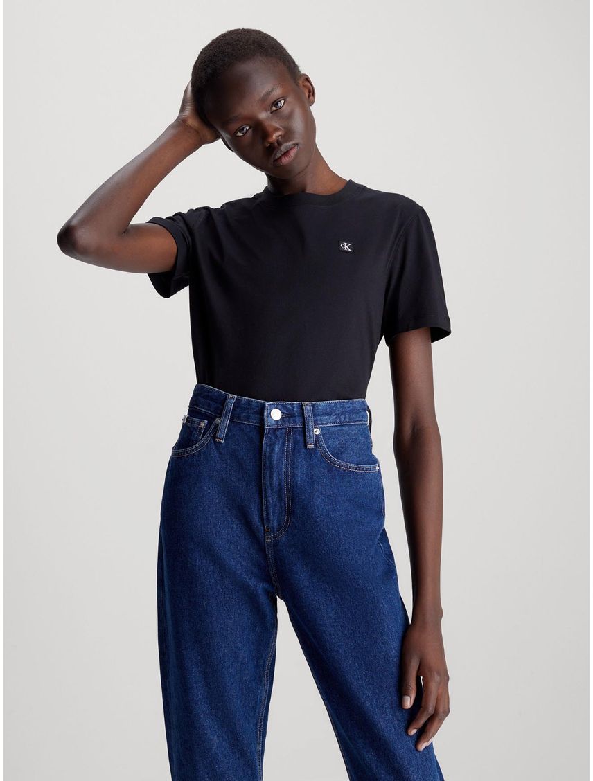Camiseta negra de algodón con insignia