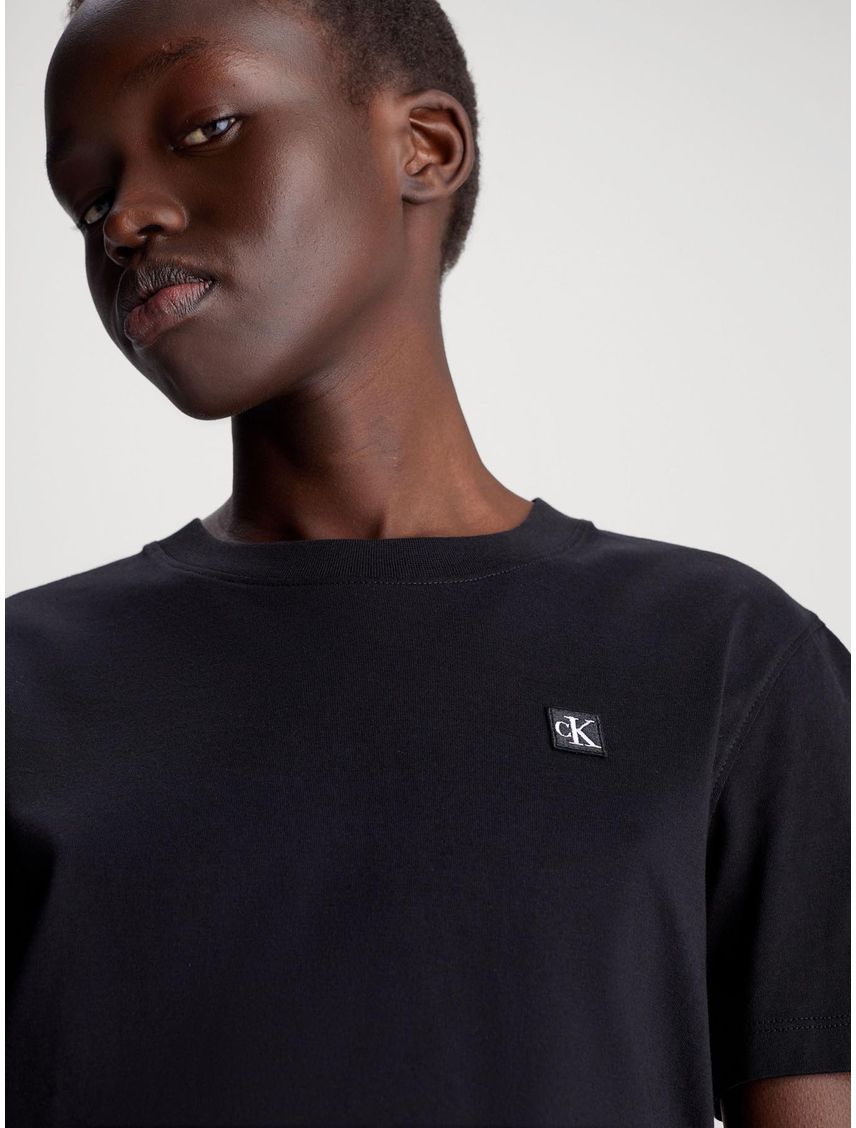 Camiseta negra de algodón con insignia