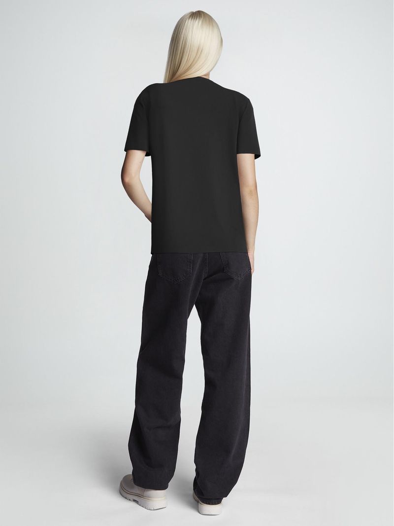 camiseta-negra-de-algodon-con-insignia