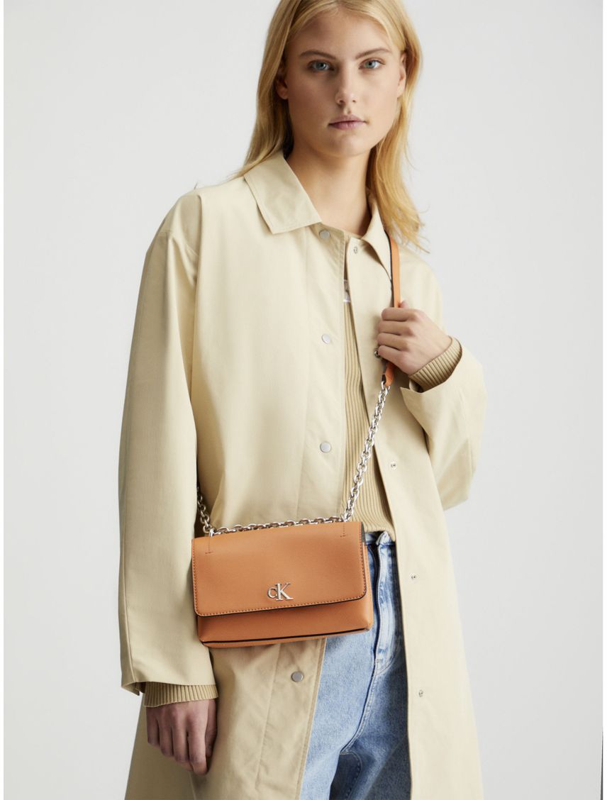 Bolso naranja de hombro minimalista con solapa