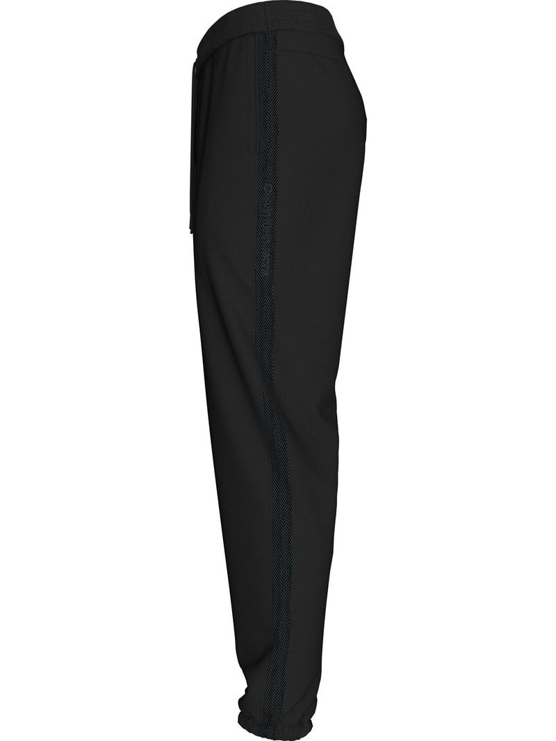 pantalon-negro-deportivo-logo-cinta
