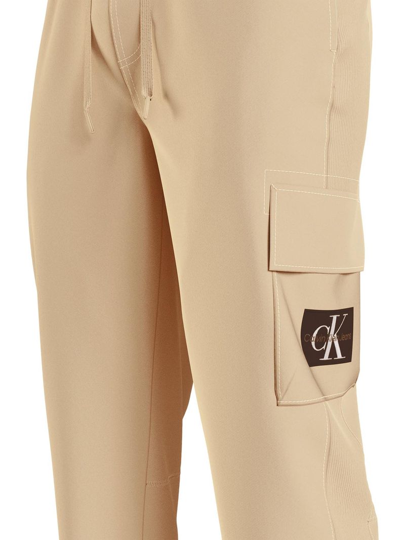 pantalon-beige-beige-badge-con-bolsillo-cargo