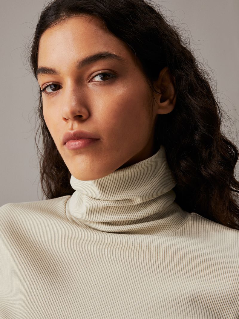 top-gris-slim-canale-algodon-cuello-alto