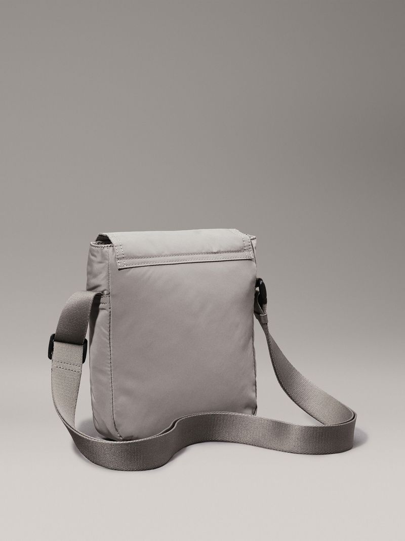 bolso-gris-reporter-solapa-broche