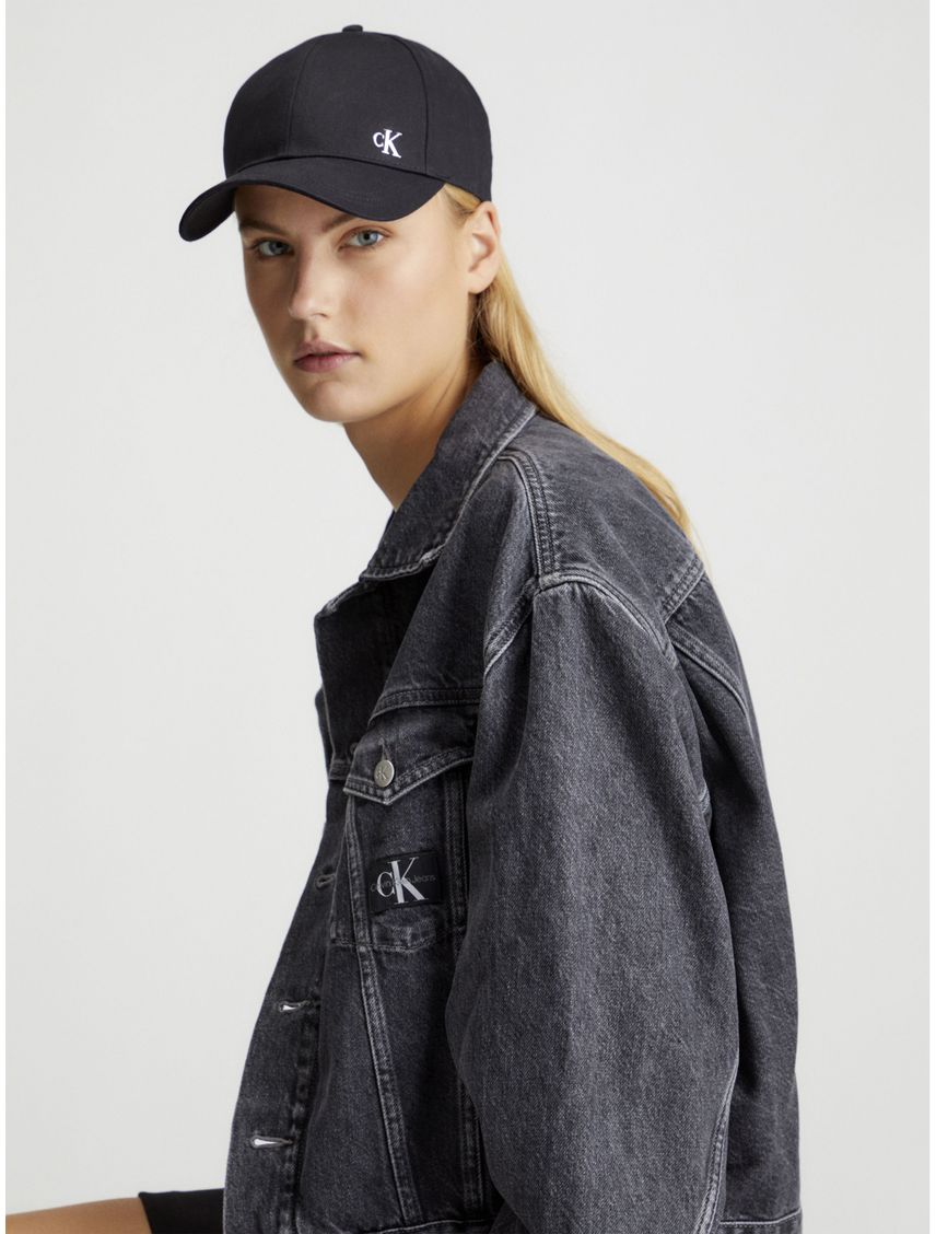 Gorra negra con monograma metálico