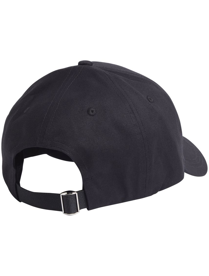 Gorra negra con monograma metálico