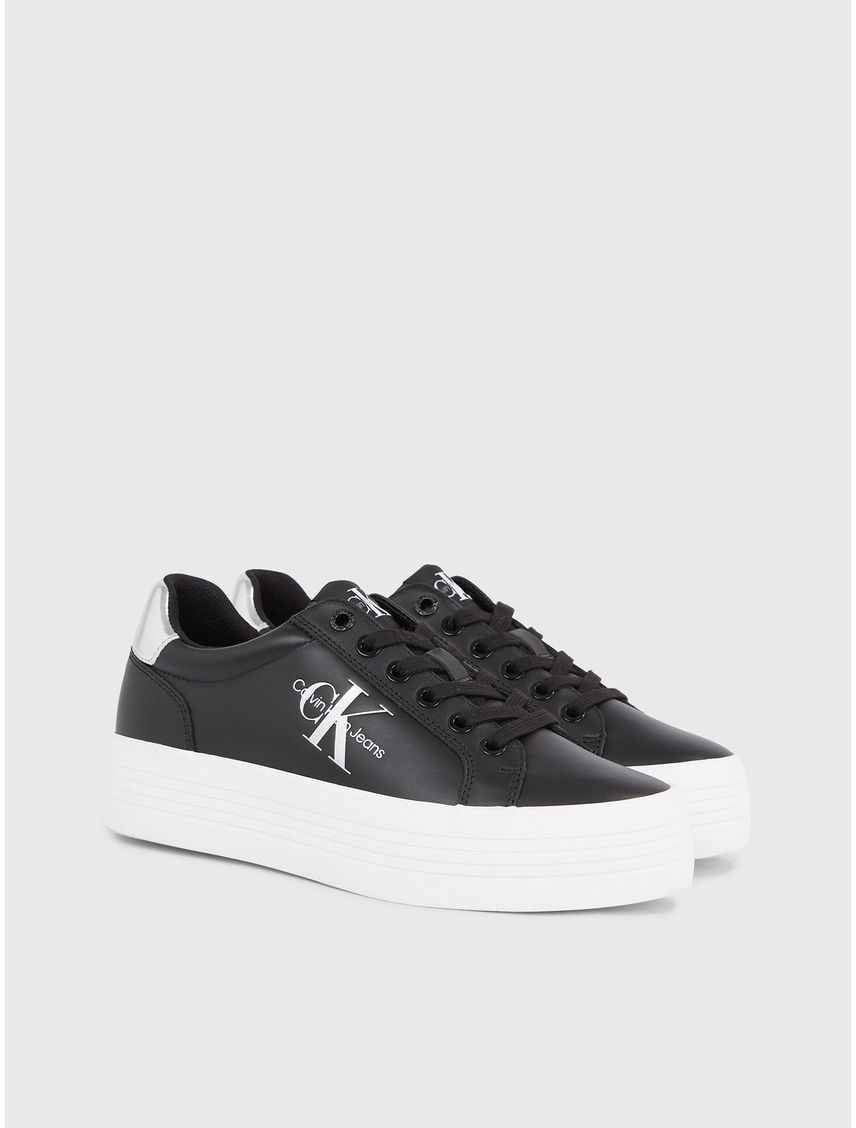 Tenis negro de plataforma de cuero