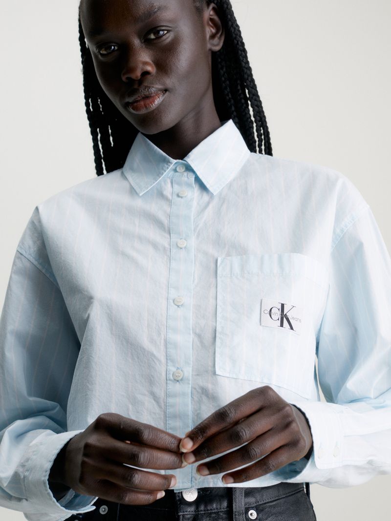camisa-celeste-cropped-de-popelin-de-algodon