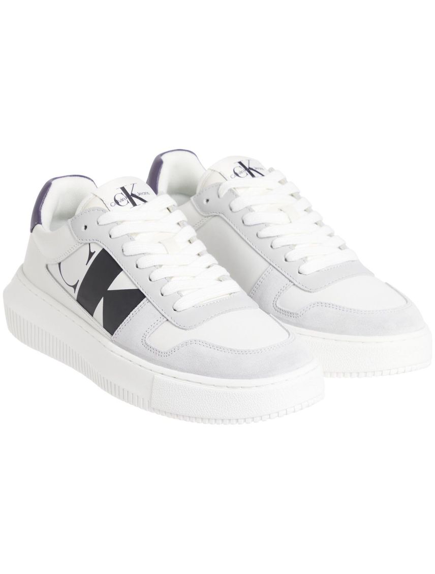 Tenis blanco de cuero con gamuza
