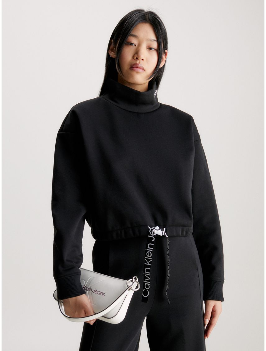 Saco negro cropped con cuello alto