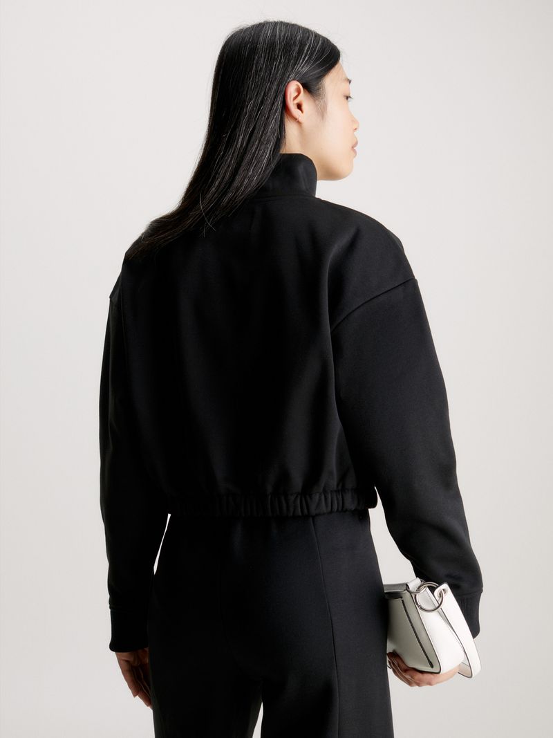saco-negro-cropped-cuello-alto