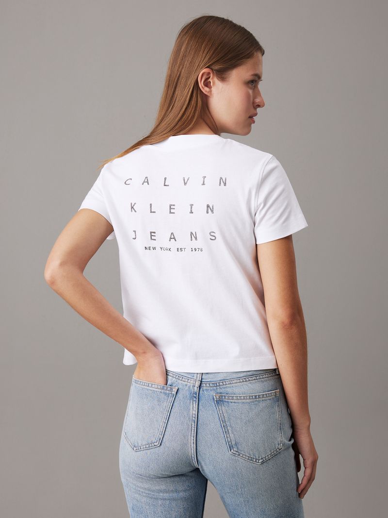 camiseta-blanca-relaxed-estampado-en-la-espalda