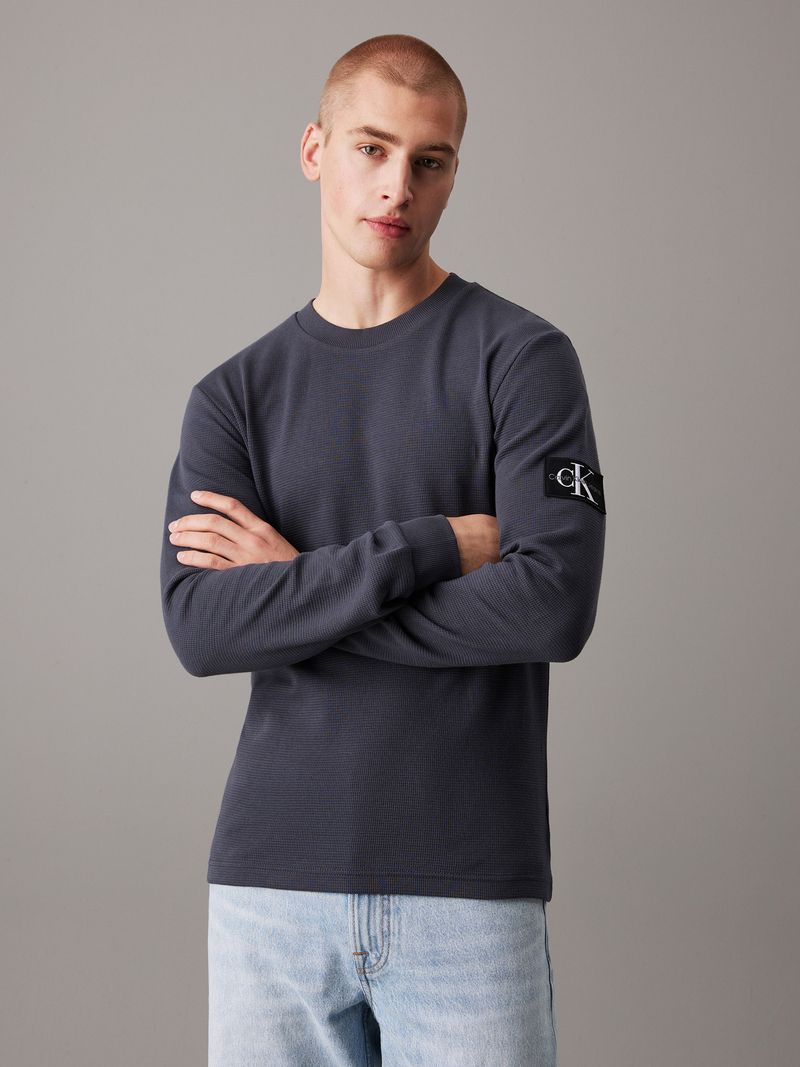 camiseta-negra-slim-manga-larga-punto-gofrado
