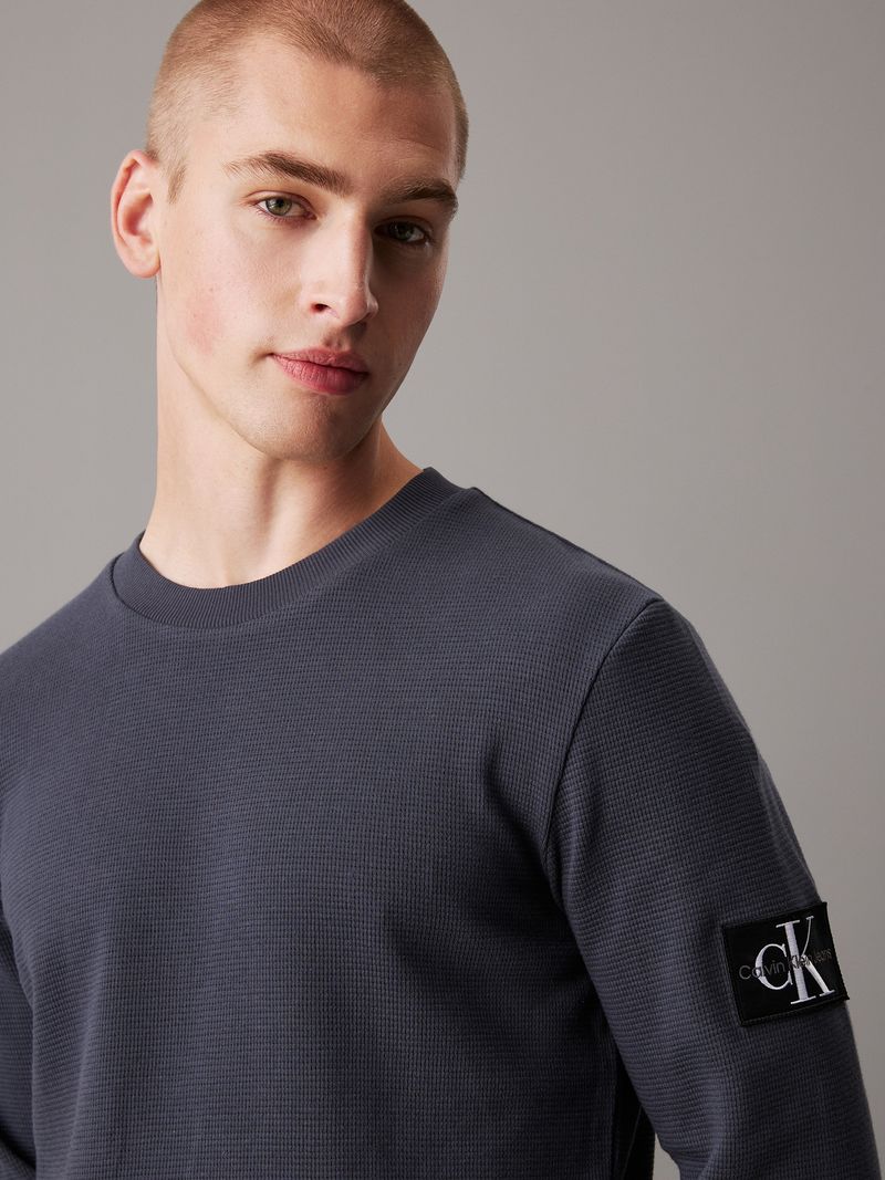 camiseta-negra-slim-manga-larga-punto-gofrado