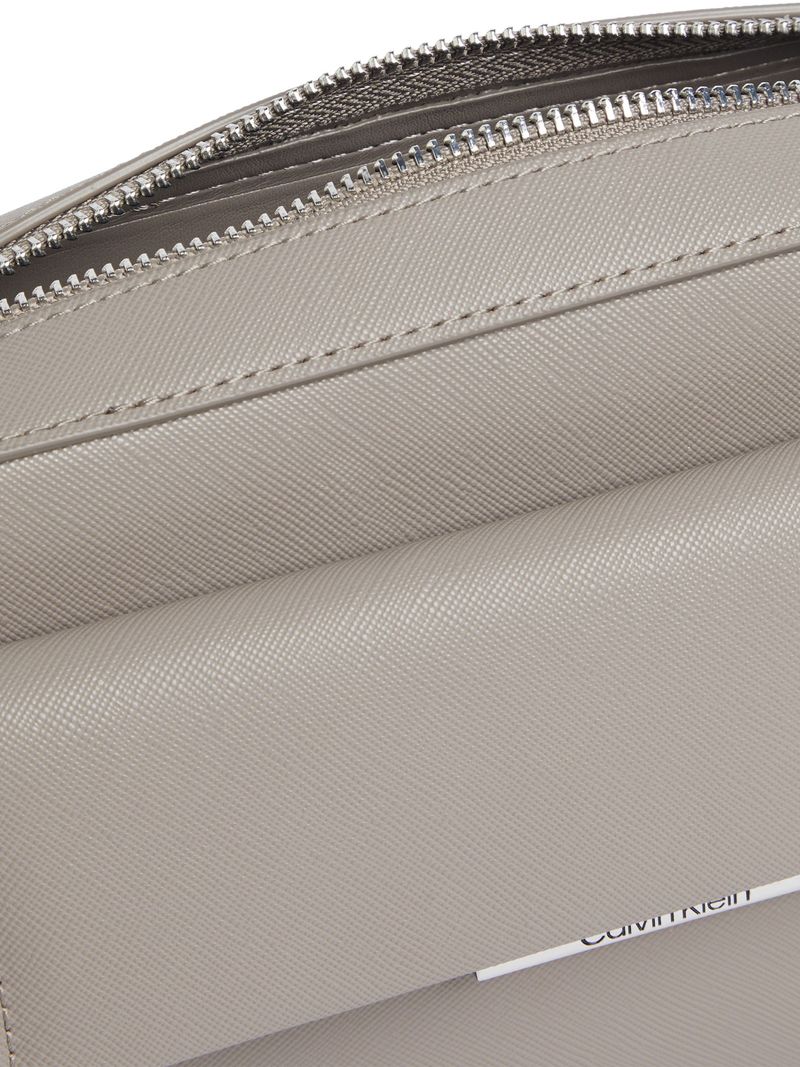 bolso-gris-cruzado-saffiano