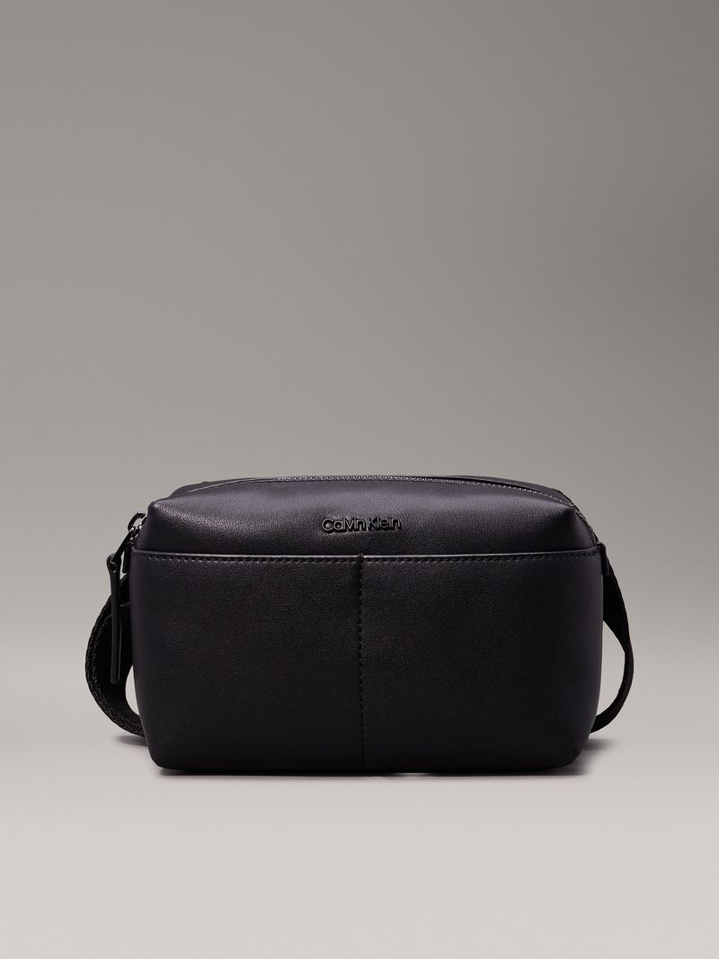 bolso-negro-cruzado-clean-essential
