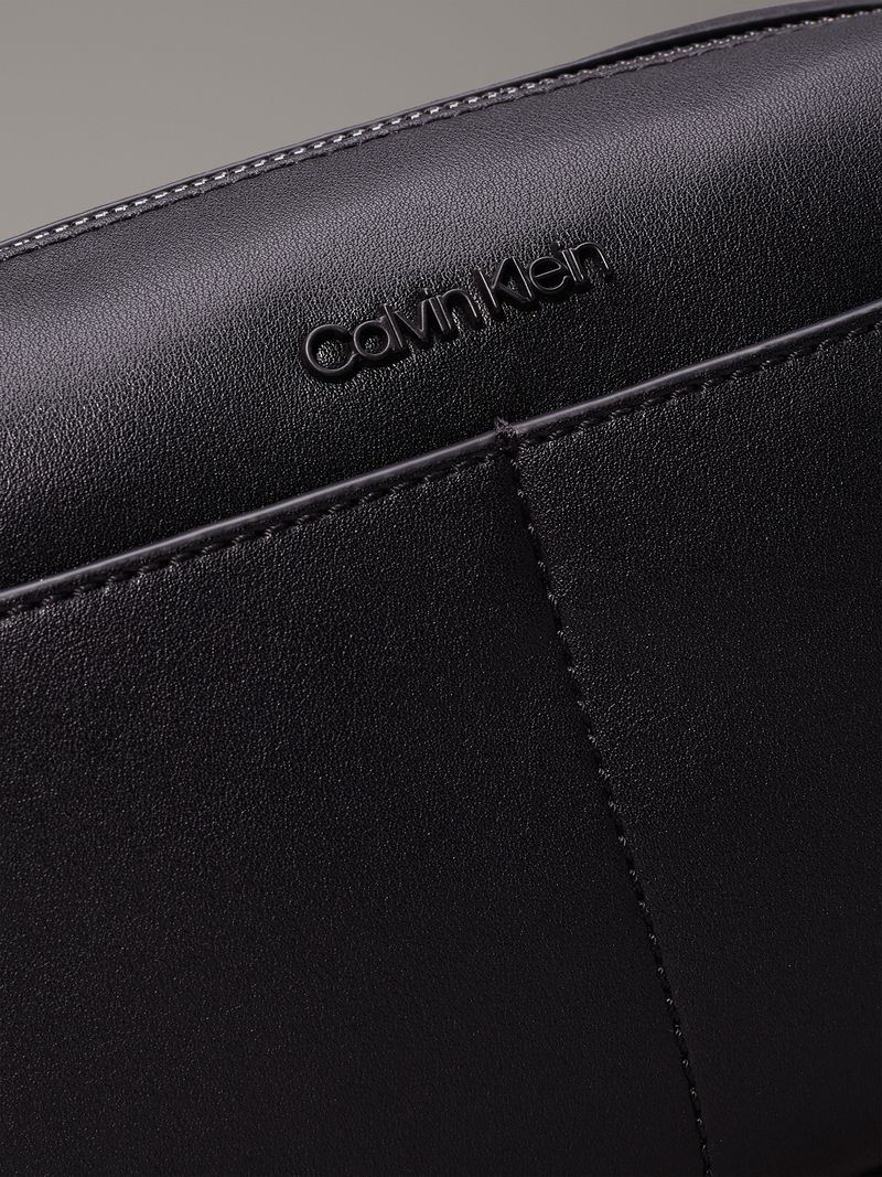 bolso-negro-cruzado-clean-essential