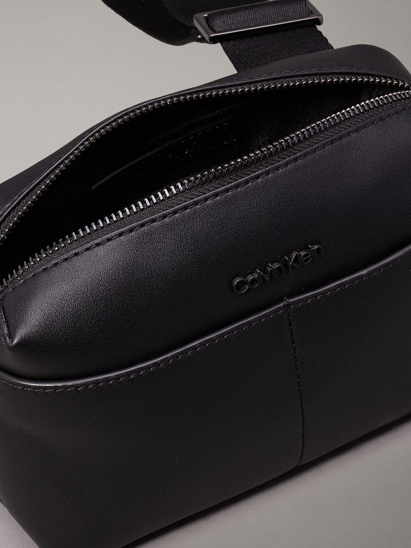 bolso-negro-cruzado-clean-essential