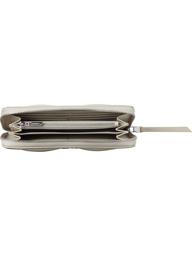 billetera-beige-con-diseno-acolchado-con-cierre-de-cremallera
