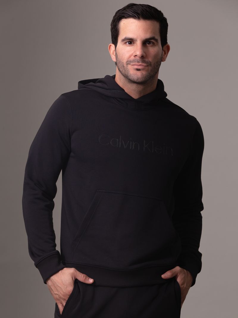 buzo-negro-sport-logotipo-tonal