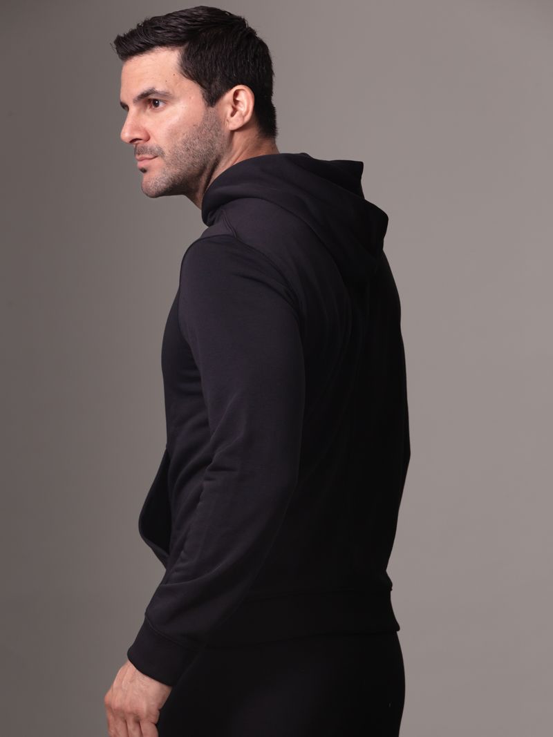 buzo-negro-sport-logotipo-tonal