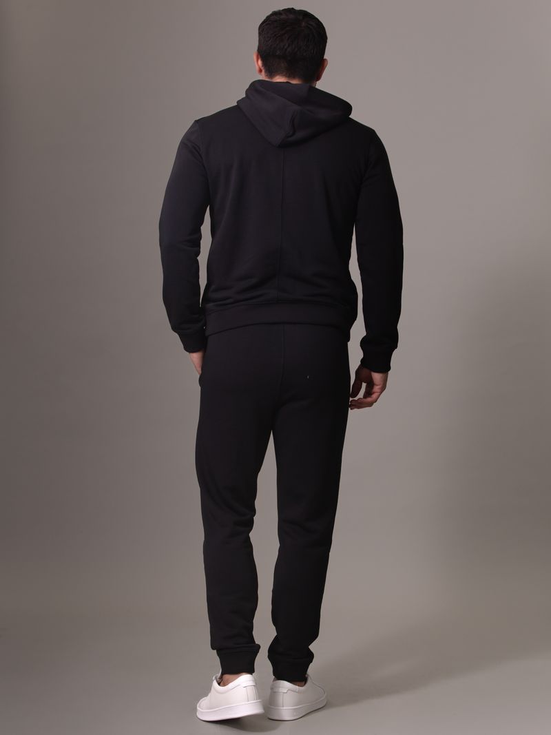buzo-negro-sport-logotipo-tonal